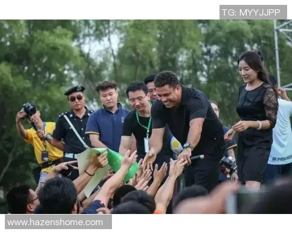 足球明星抵达机场引发粉丝热潮热情接机场面火爆令人惊叹